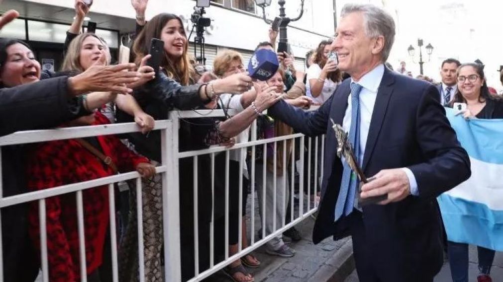 Así saludaba el presidente a la gente.