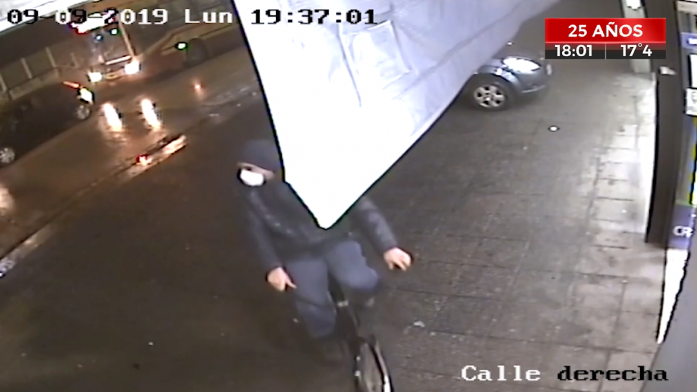 Captura del momento en el que el delincuente llegaba con su bicicleta y el barbijo puesto.