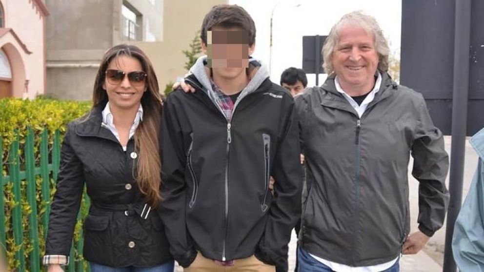 La dirigente junto a su hermano y su padre recientemente fallecido.
