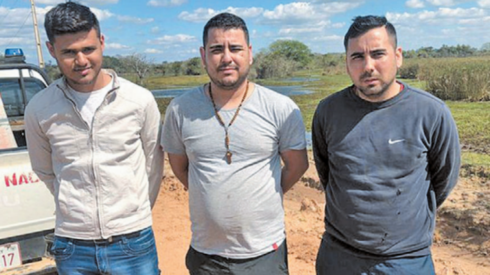 Los tres individuos detenidos tras la emboscada,