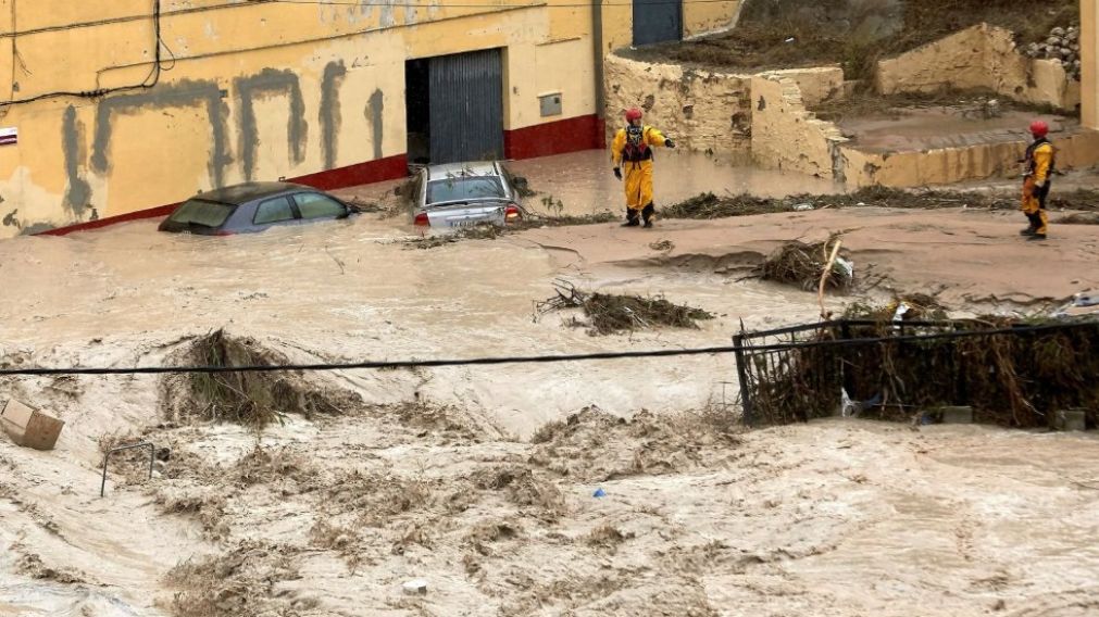 El río Clariano, en Ontinyent, desbordó por las interminables lluvias y causó un desastre.