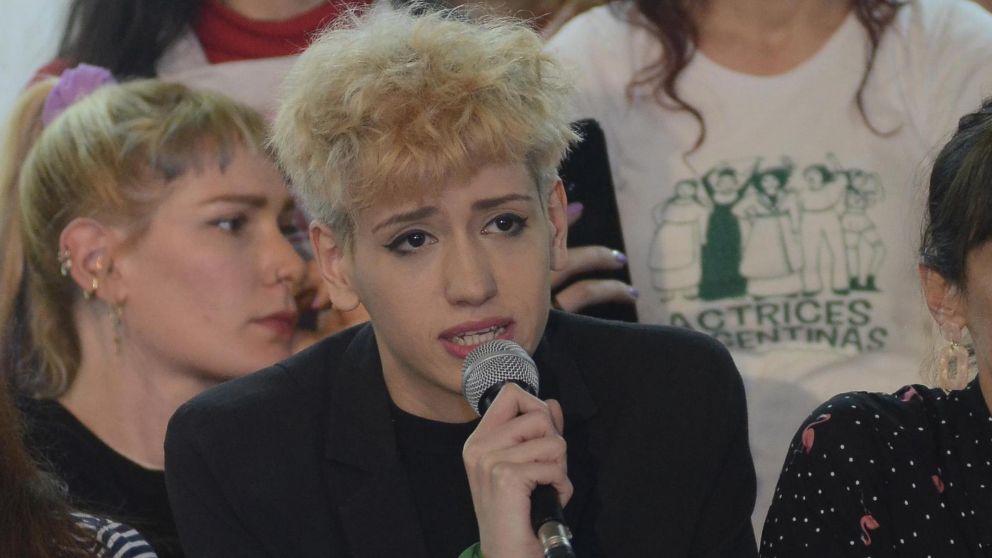 La denunciante, Anahi de la Fuente, durante la conferencia de prensa.