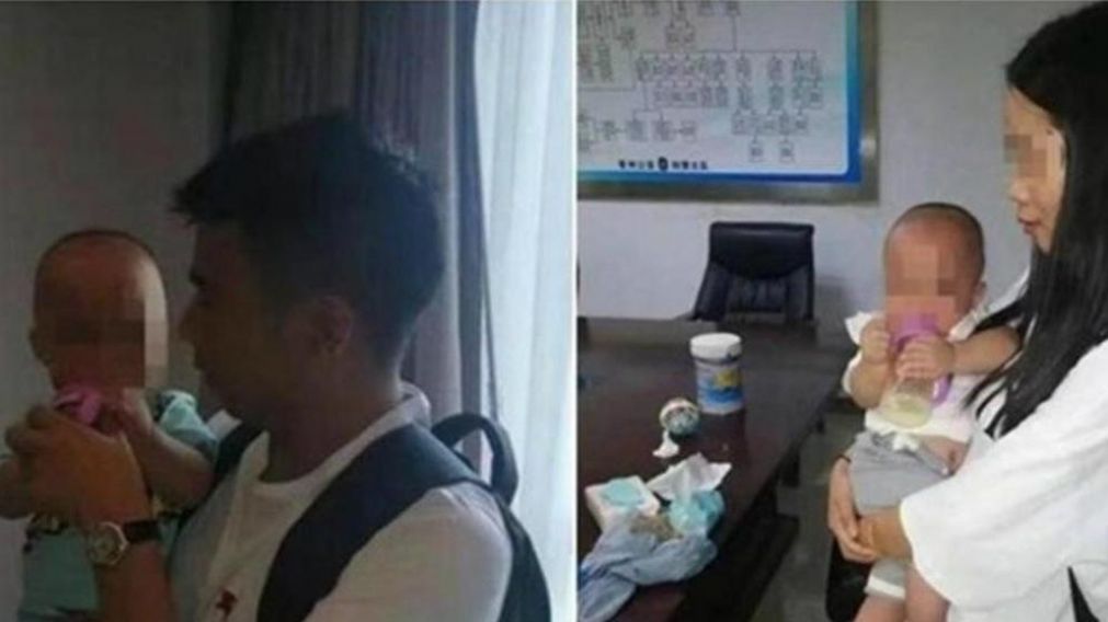 Los padres juntos a sus hijos tras el parto.