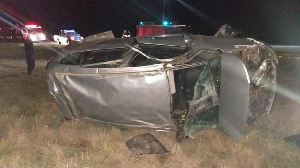 Así quedó el automóvil en que circulaban la mujer y el conductor buscado (Foto: Bomberos de Punta Alta).