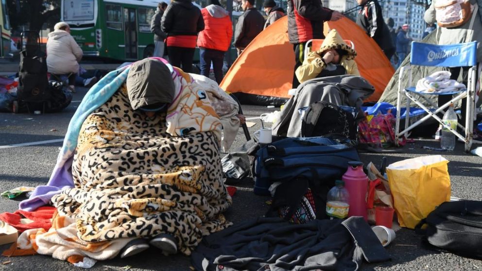 Con frazadas y sillas, así pasó la primera noche de acampe (Rubén Paredes/Crónica).