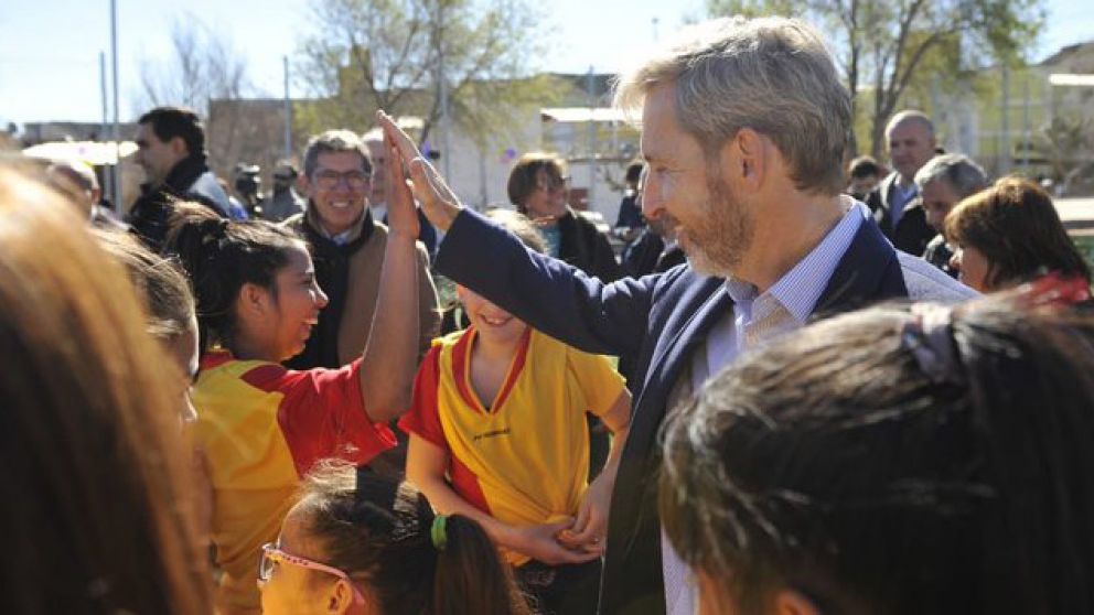 El ministro viajó a Neuquén, donde visitó obras realizadas con fondos nacionales.