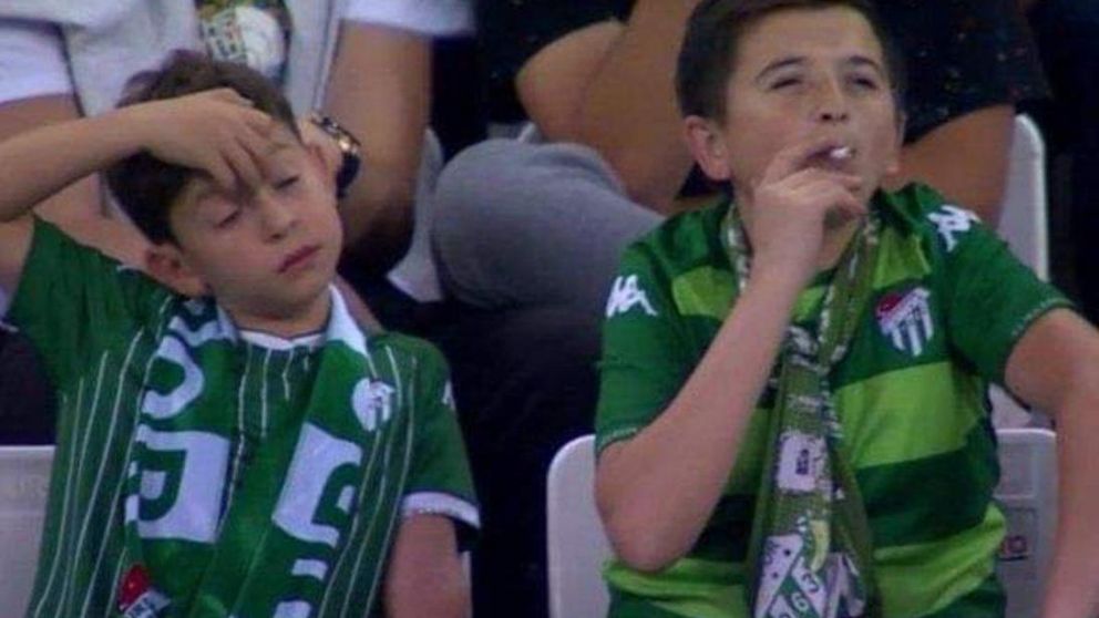 Las cámaras del estadio apuntaron a lo que parecía ser un menor de edad fumando relajadamente.