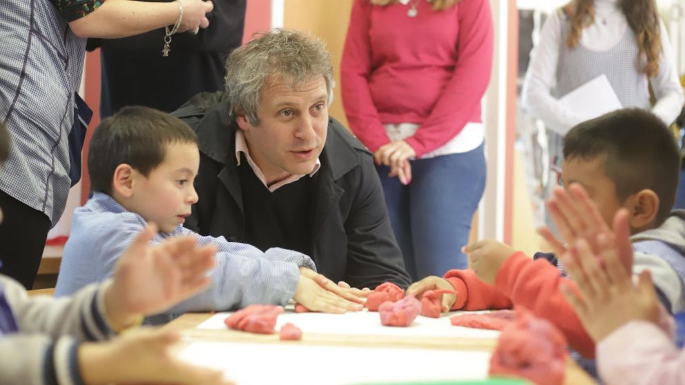 Felipe Miguel recorrió el jardín e interactuó con los nenes.