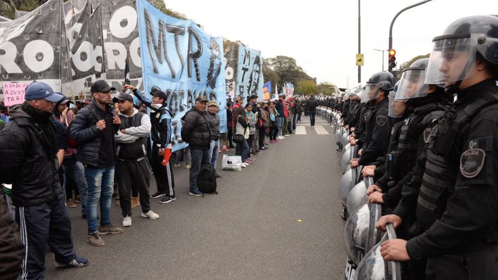 Los incidentes comenzaron cuando los manifestantes pretendían interrumpir el metrobus (Nahuel Ventura/Crónica).
