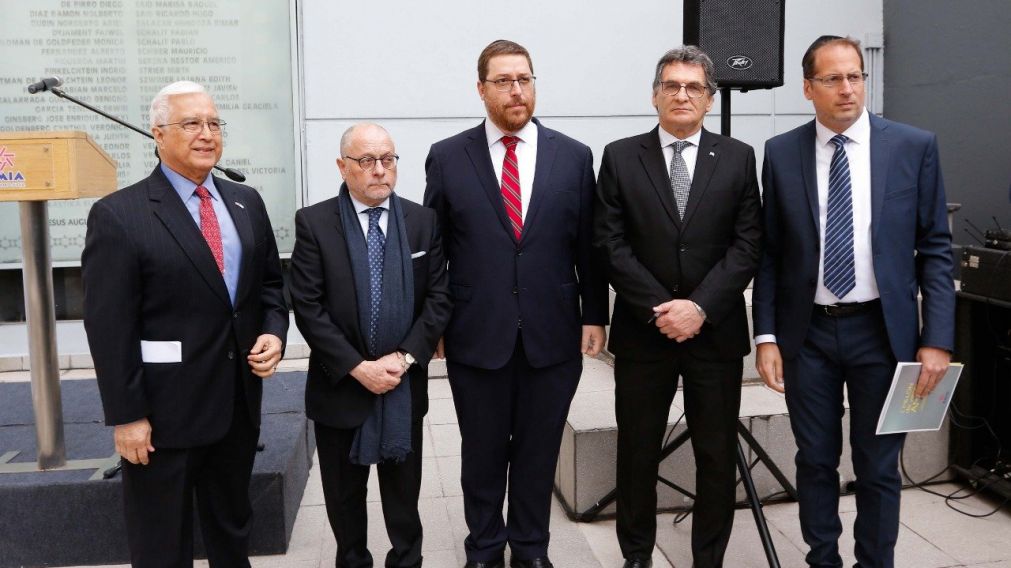 Los invitados hicieron un minuto de silencio en honor a las víctimas de la tragedia (Twitter).
