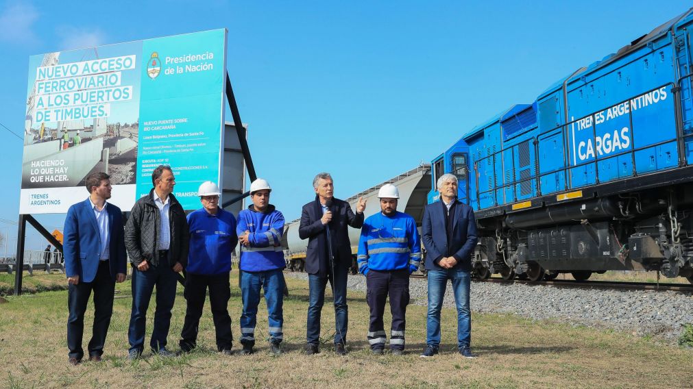 El presidente en la inauguraci�n de la renovaci�n de v�as del ferrocarril. 