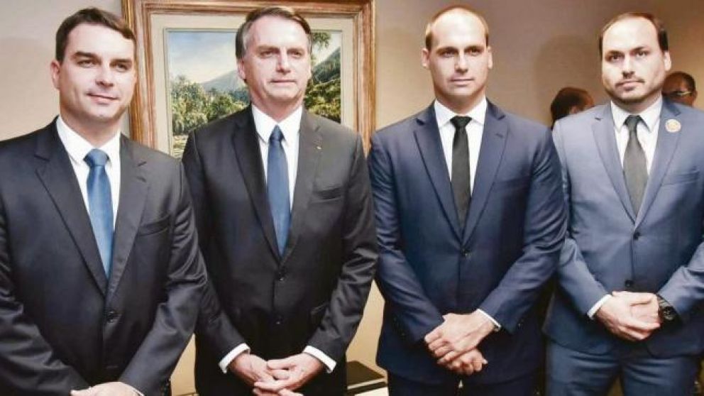 El presidente Bolsonaro junto a su "mesa chica", sus hijos.