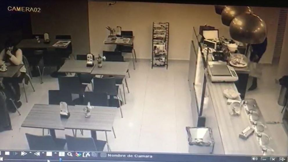 El violento robo fue registrado por cámaras de seguridad. (Captura)