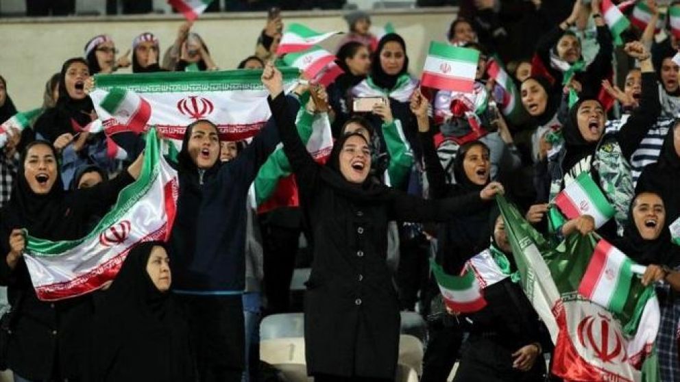 Las mujeres en Ir�n llegan a disfrazarse de hombres con tal de ver un partido de f�tbol.