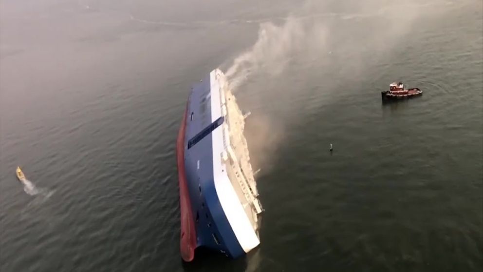 El buque transportaba una gran cantidad de vehículos.