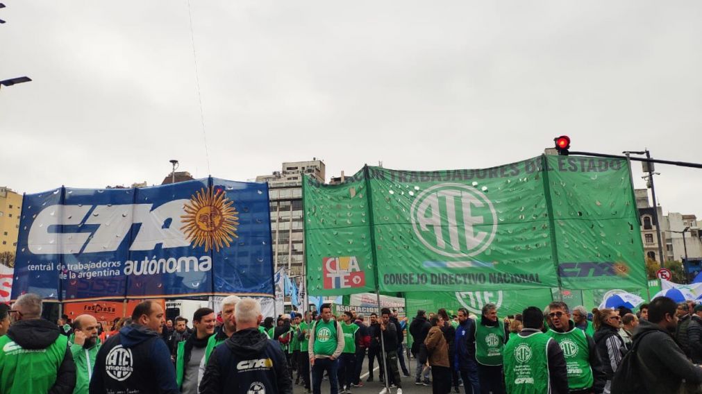 La multitudinaria marcha fue en defensa del poder adquisitivo de los trabajadores (Gentileza @RadioGrafica893)