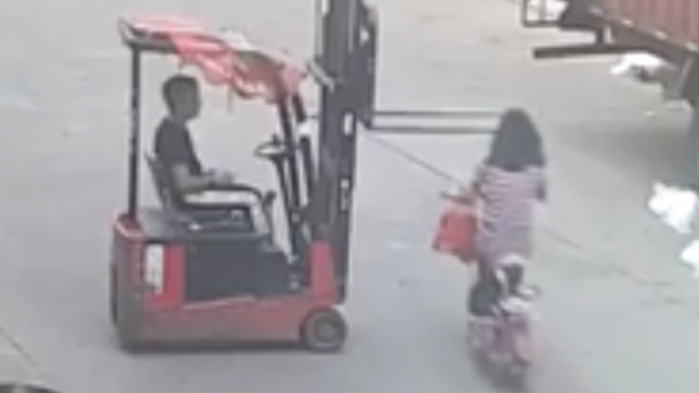 Su distracción casi le costó la vida (captura de video).