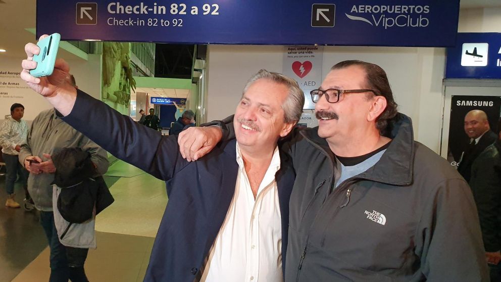 Pasajeros le pidieron fotos a Fernández al arribar a Buenos Aires (Gentileza @norbertodupesso).