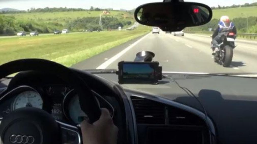 Se desconocen las razones por las cuales el motociclista intent� patear el auto (Ilustrativa).