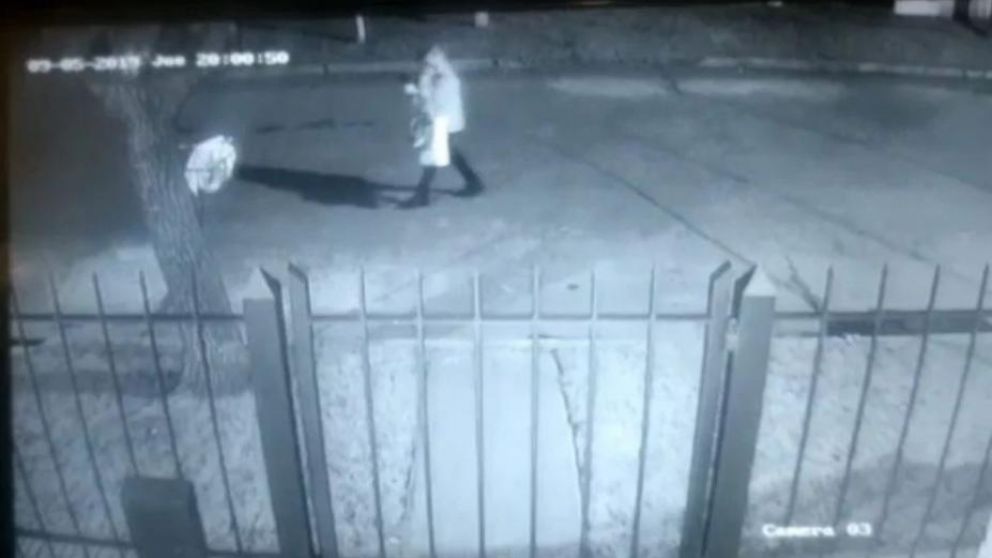 Los segundos previos en que Karina Fragoso fue interceptada por su homicida (Captura).