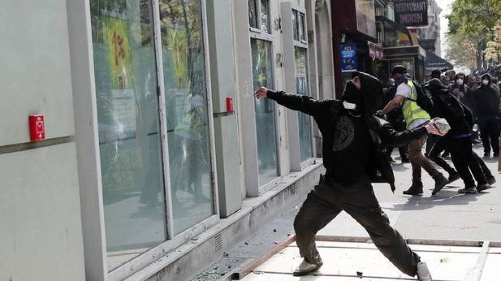 Manifestantes atacan vidrieras de entidades bancarias.