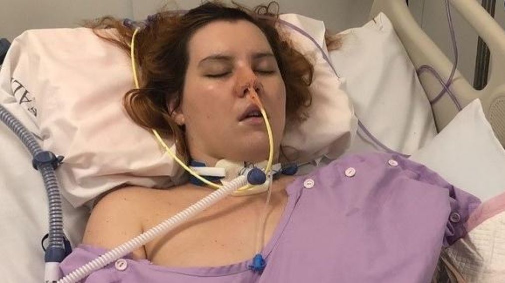 La joven permanece en coma.
