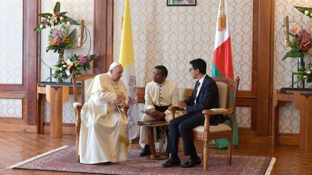 Francisco junto al presidente de Madagascar. (Gentileza Vatican Media)