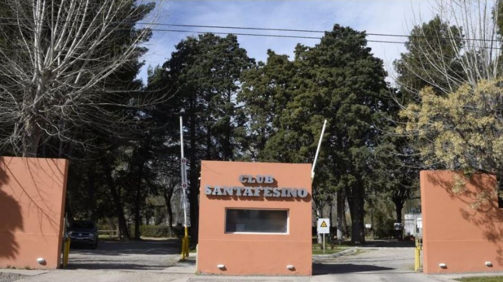 El docente ponía la cámara oculta en el vestuario.