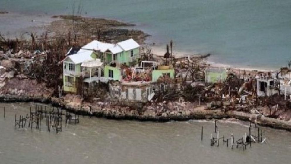 Más de 800 personas quedaron atrapadas en una isla.