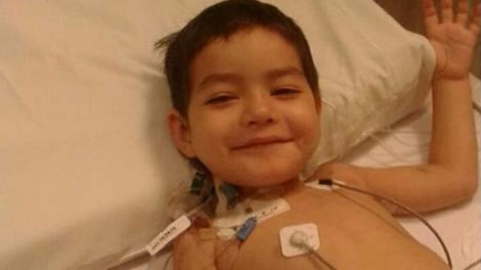 El pequeño lucha por su vida.