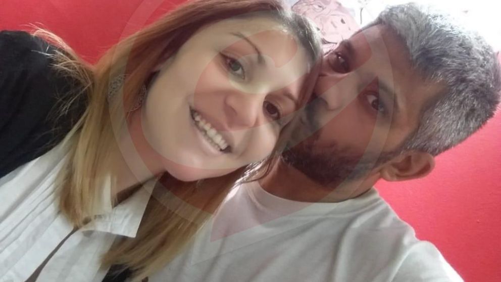 La mujer junto a su marido asesinado.