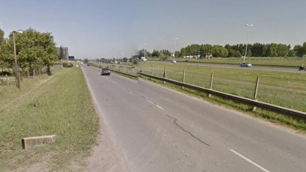 Sobre la Colectora Sur del Acceso Oeste y Juana Azurduy apareció la camioneta quemada de la víctima (Google Street View).