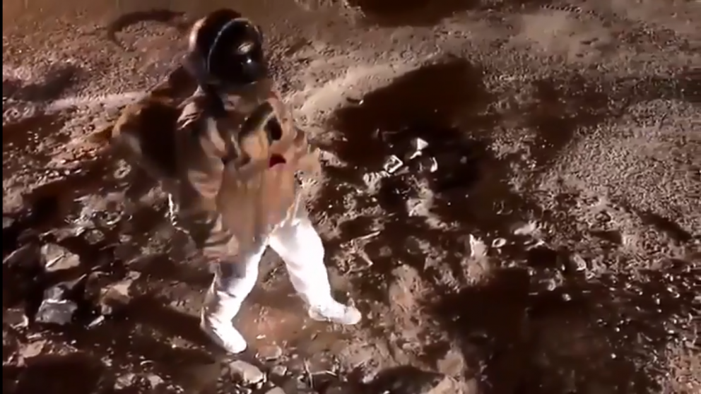 Baadal Nanjundaswamy protestó en la India vestido de astronauta.