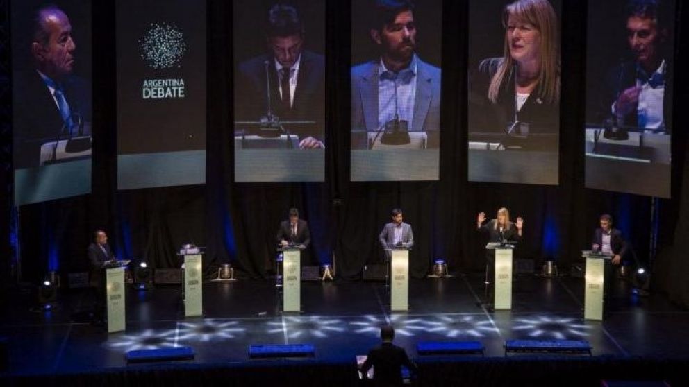 Los candidatos a presidente en el primer debate de la campaña del 2015. (Twitter)