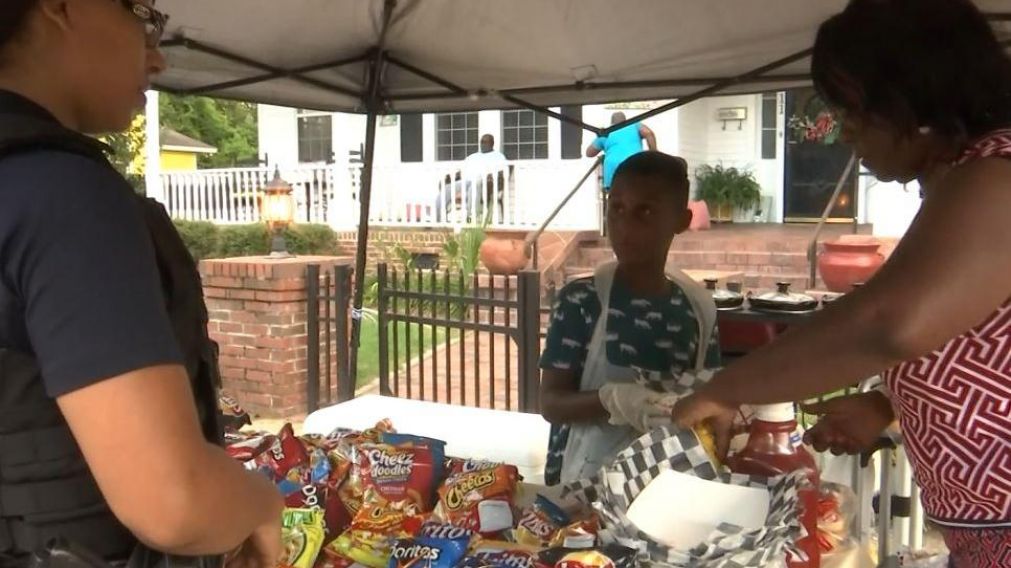 Usó sus ahorros para darles comida gratis a quienes fueron evacuados.