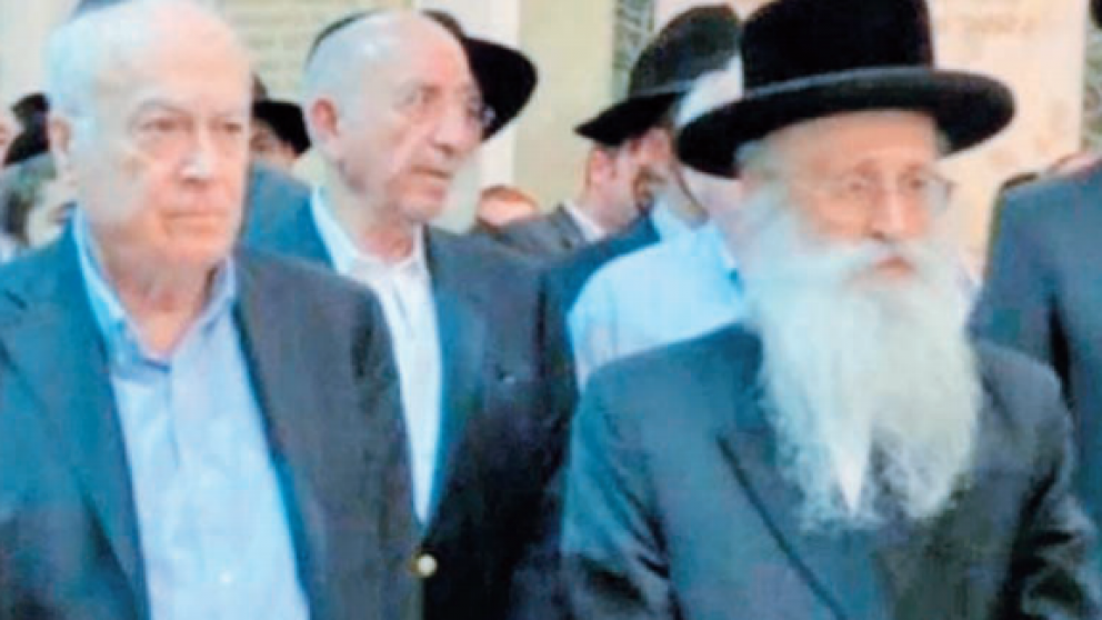 A la derecha de la imágen, el rabino Daniel Sutton Dabbah, quien se dirigía a orar cuando fue asaltado.