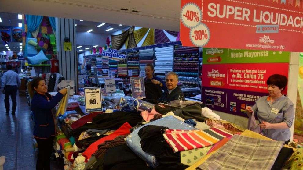 "Ese día no se podrá ofrecer franco compensatorio de descanso semanal", destacaron organismos mercantiles en un comunicado (Télam).