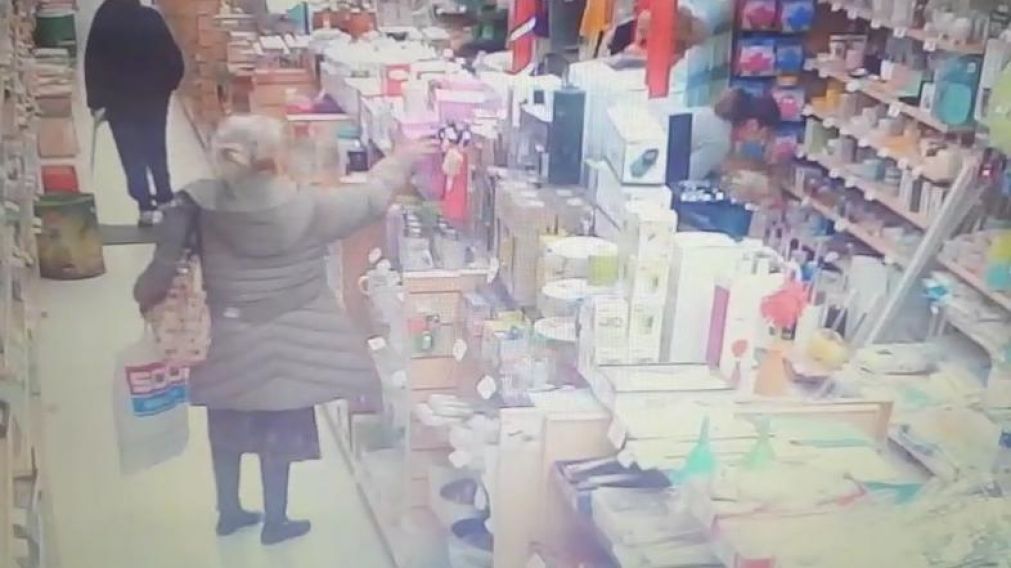 La mujer ocult� la botella debajo de su pollera larga (Captura de video).