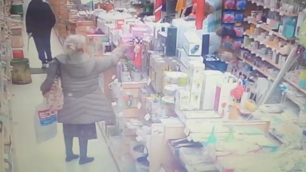 La mujer ocultó la botella debajo de su pollera larga (Captura de video).