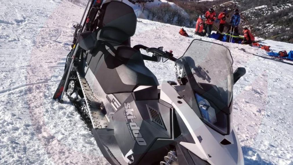 Esta es la moto que chocó a Segundo. Por detrás, personal médico y testigos asistían al joven.