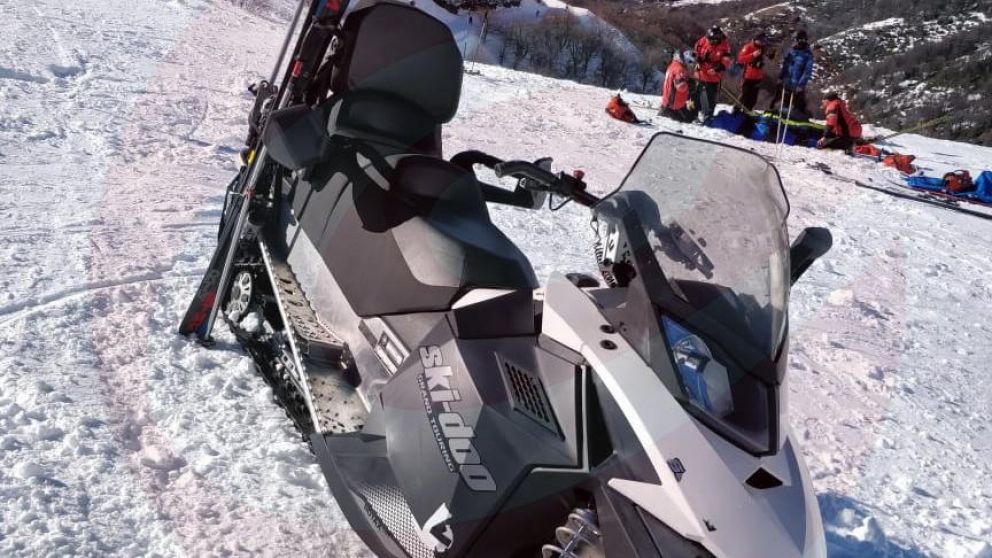 Esta es la moto que chocó a Segundo. Por detrás, personal médico y testigos asistían al joven.