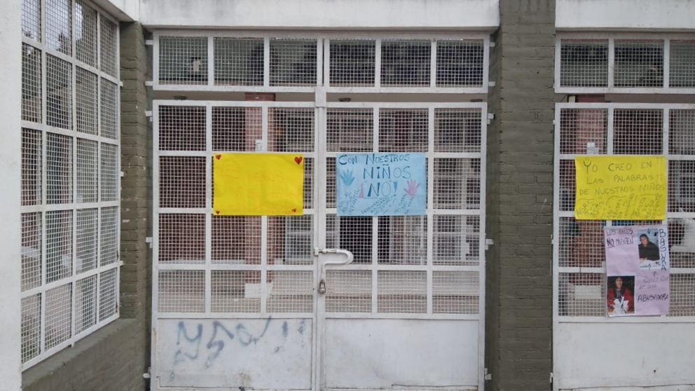 Las mujeres se manifiestaron frente al Jardín Nro. 914 este martes (Crónica).
