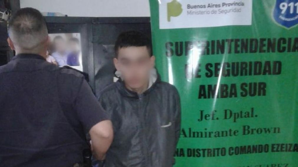 La policía aún encontró el arma homicida.