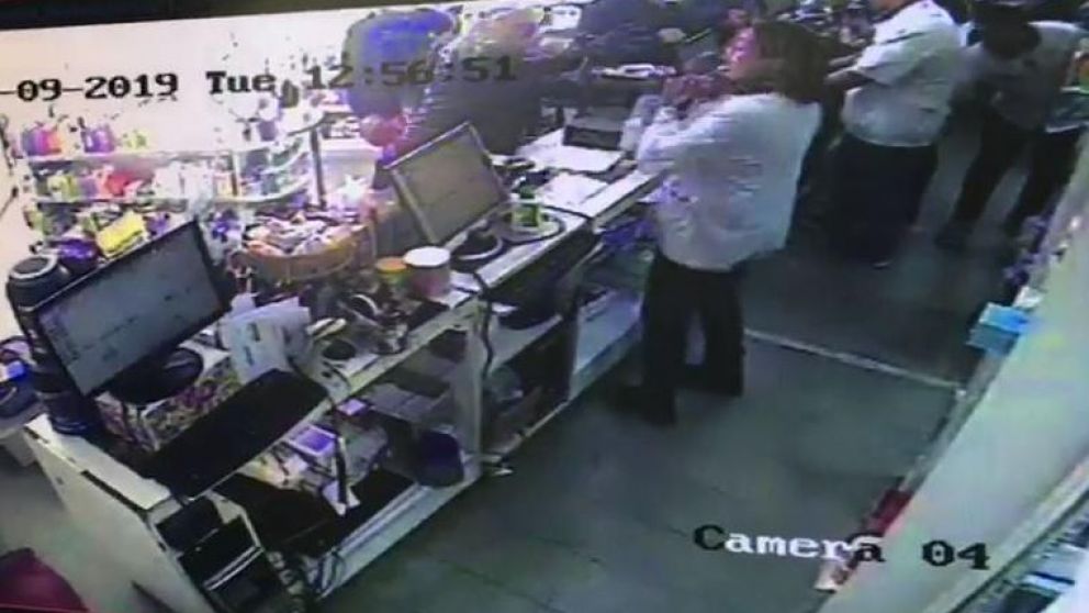 La mujer es clienta de la farmacia desde hace varios meses (Captura de video).