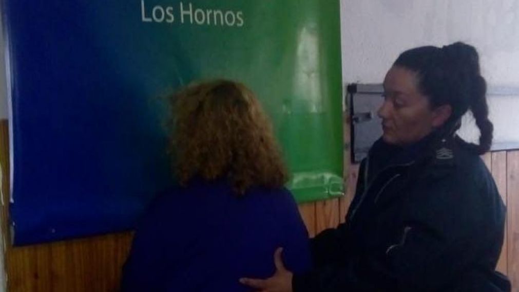 Hay una mujer detenida y podría haber una segunda.