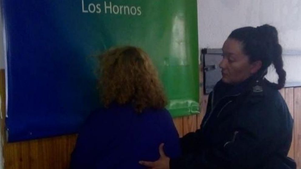 Hay una mujer detenida y podría haber una segunda.