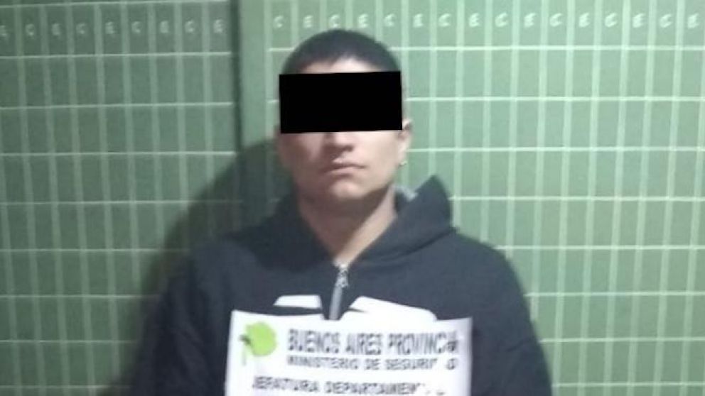 Este es el sospechoso que fue apresado por los policías en Villa Ballester Oeste.