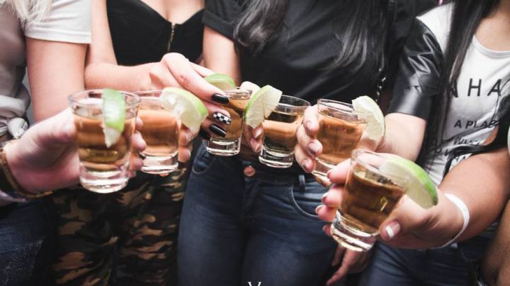 El grupo de amigos tomó esa cantidad de alcohol en sólo seis horas. (Imagen Ilustrativa)