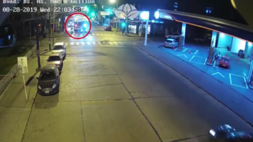 Las c�maras del Municipio captaron el recorrido del colectivo. (Captura de video).