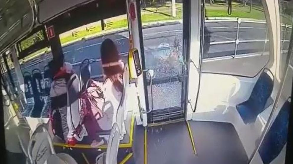 El momento en que atacó el tranvía quedó grabado en video. (Captura de video)